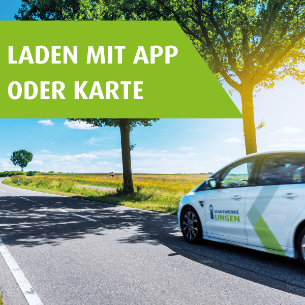 Ein Elektroauto fährt durch eine idyllische Landschaft mit einem Windrad im Hintergrund, symbolisierend die Verbindung von Elektromobilität und erneuerbaren Energien.