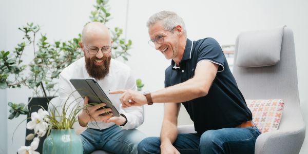 Stadtwerke Mitarbeiter berät Kunden