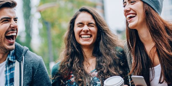Lachende Frauen mit Smartphone in der Hand