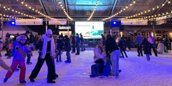Jugendliche auf dem Lingener Weihnachtsmarkt, Eisfläche