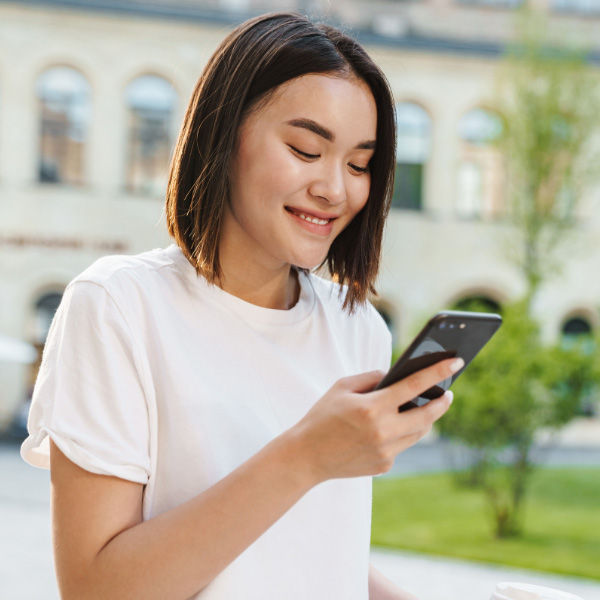 Frau schaut auf Smartphone