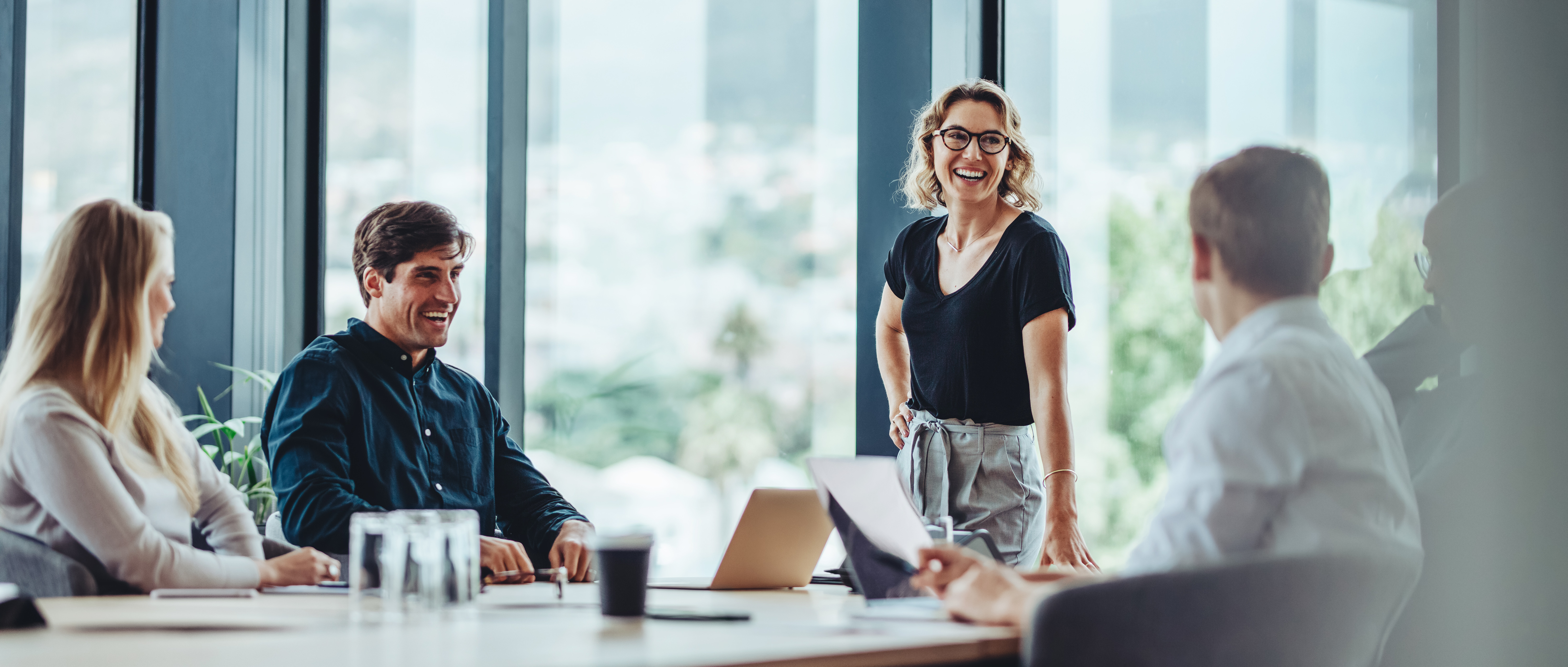 Besprechungsrunde im Büro mit Kolleginnen und Kollegen 