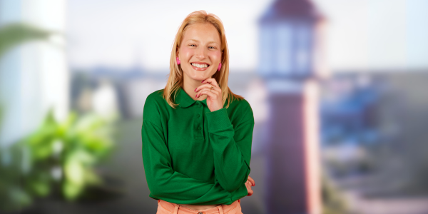 junge Frau mit grünem Shirt lacht