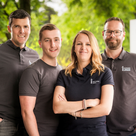 Team des technischen Kundenservice Büros steht vor dem Stadtwerke Betriebsgebäude