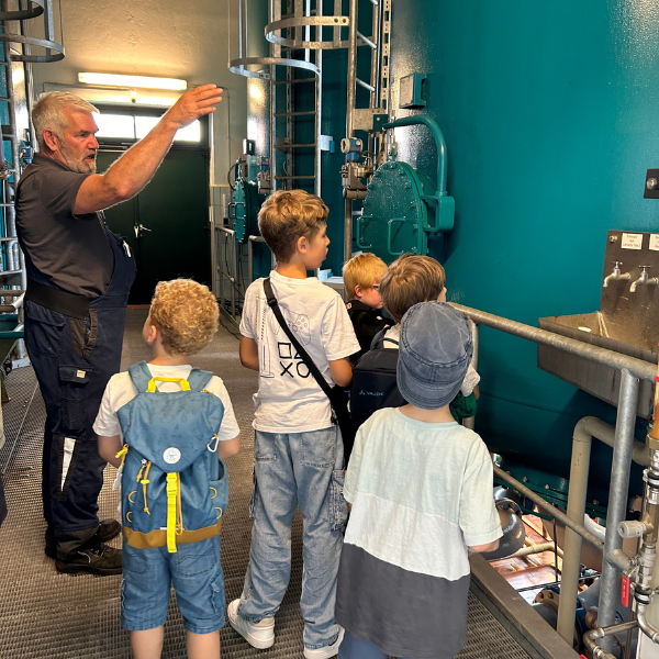 Kinder besichtigen Wasserwerk
