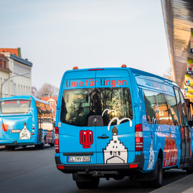 Kleinbus der Stadtwerke Lingen mit der Aufschrift „Lili“ an einer Bushaltestelle.