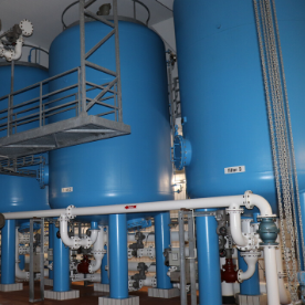 Große blaue Wassertanks sind zu sehen.