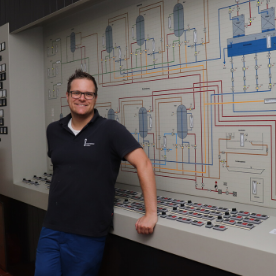 Mitarbeiter in Wasserwerk vor Schalttafel-Diagramm