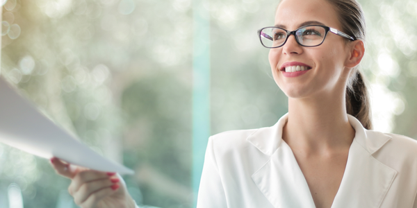 Mitarbeitrin der Stadtwerke Lingen überreicht Vertragspapiere