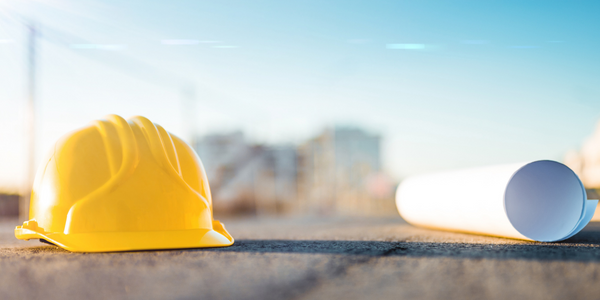 Bauhelm symbolisiert Bauarbeiten an Strom-, Gas- und Wasserleitungen, die eine zuverlässige Infrastruktur gewährleisten.
