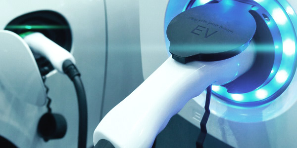 Man sieht den Zapfhahn einer Elektrotankstelle.