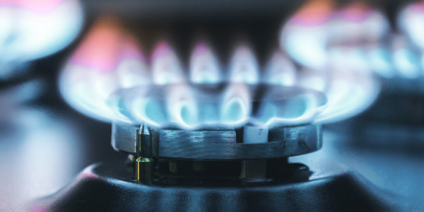 Brennende Gasflamme auf einem Herd