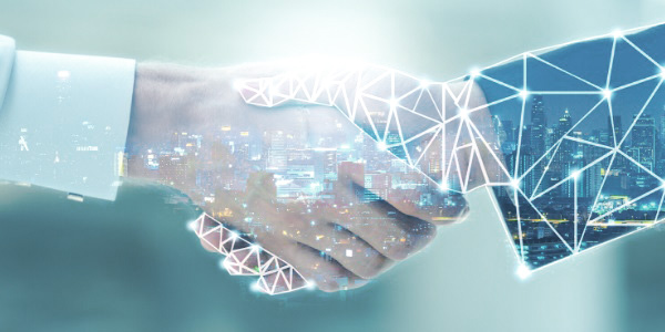 Händeschütteln mit digitalisierten Elementen, symbolisiert Zusammenarbeit.