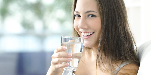 Frau trinkt Glas Wasser