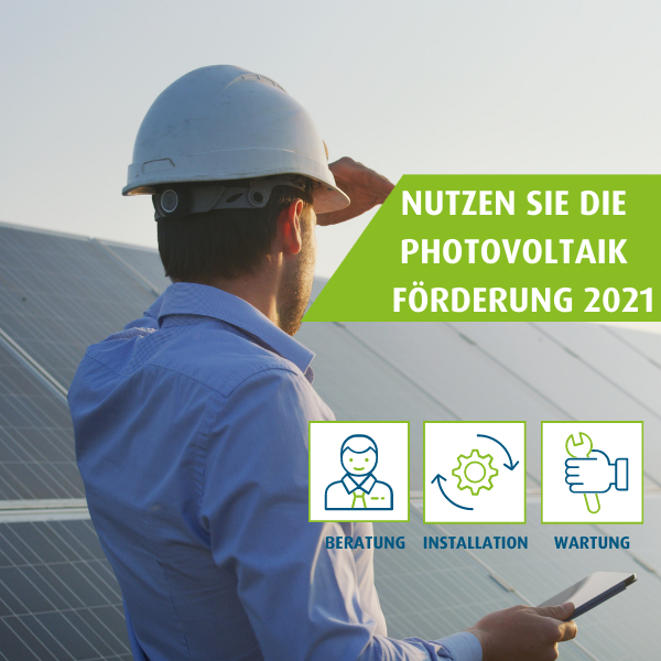 Werbebanner zur Photovoltaik-Förderung 2021 mit Mann und Solarpanel.