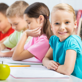 vier Kinder sitzen nebeneinander - alle tragen einfarbige bunte T-Shirts