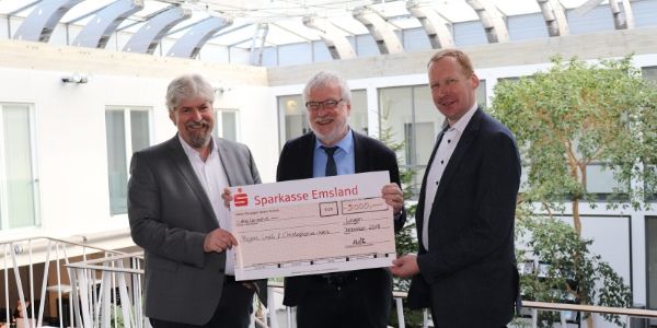 drei Männer in Anzügen halten ein Schild in ihren Händen