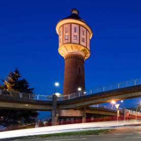 ein von unten angestrahlter Wasserturm bei Nacht ist zu sehen
