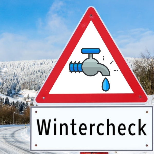 Verkehrsschild mit Wasserhahn-Symbol und Schriftzug "Wintercheck" vor Schneelandschaft.