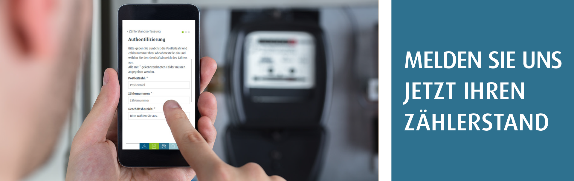 Mann hat Handy in der Hand. Auf dem Screen des Handys kann der Zählerstand des Strom- oder Gaszählers eingegeben werden.