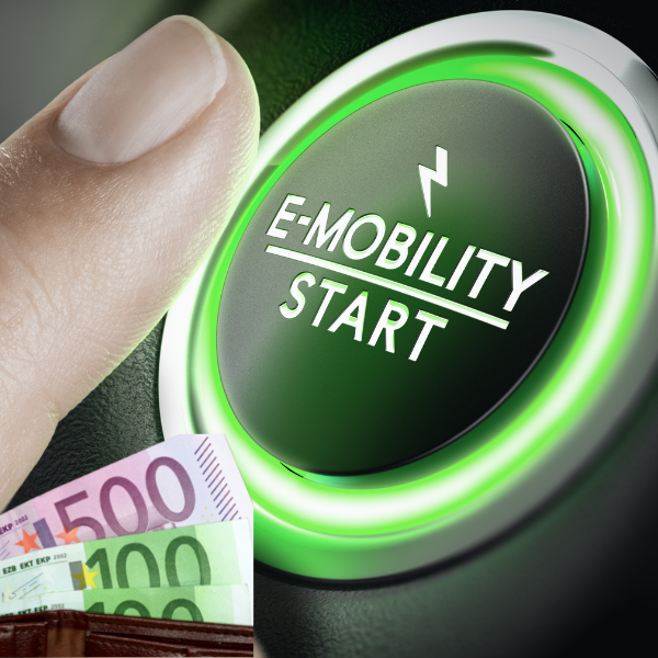Finger drückt einen Knopf mit der Aufschrift „E-Mobility Start“, darunter Euroscheine.