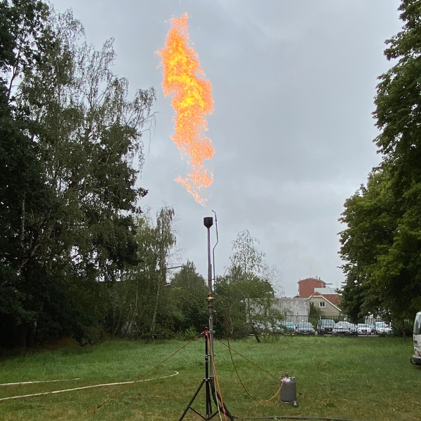 Flammenwerfer im Freien, der eine große Flamme erzeugt.
