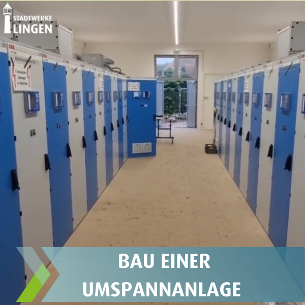 Innenansicht einer Umspannanlage mit blauen Schaltschränken und Text "Bau einer Umspannanlage".