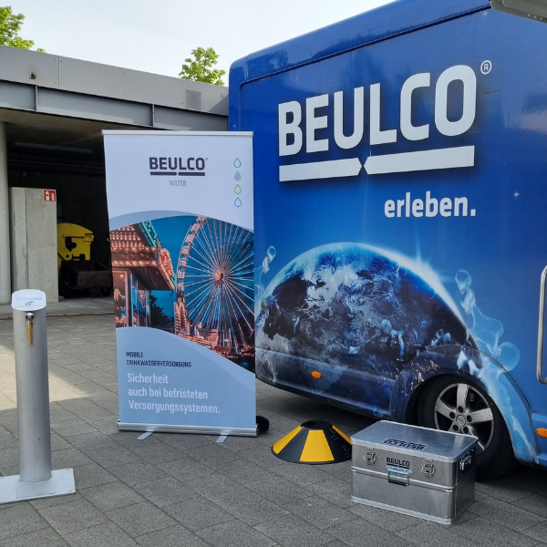 Blauer BEULCO-Transporter mit Werbebanner und Equipment.