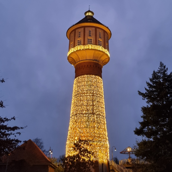 Festlich beleuchteter Wasserturm