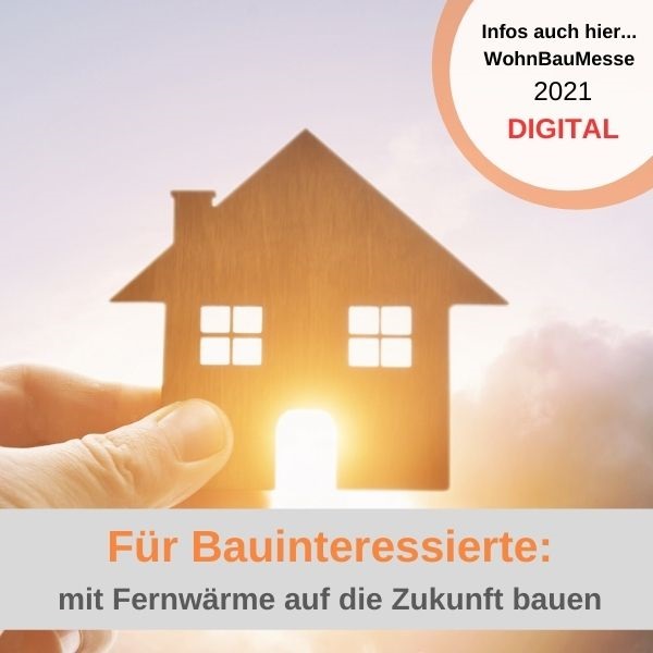 Hand hält Holzhaus vor Sonnenuntergang, Text: "Für Bauinteressierte: mit Fernwärme auf die Zukunft bauen".