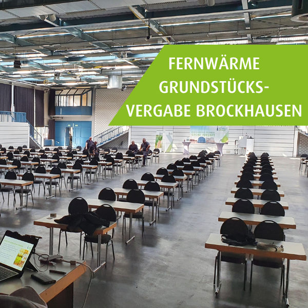 Großer Konferenzraum mit "Fernwärme Grundstücksvergabe Brockhausen"-Banner.