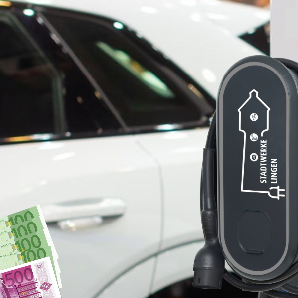 Ladestation für Elektroautos vor einem weißen Fahrzeug, daneben Euroscheine.
