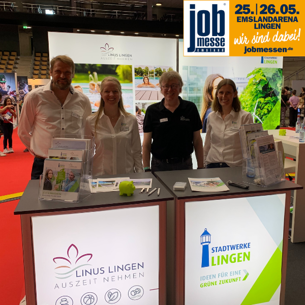 Bild von viert Mitarbeitern bei Jobsmesse an Stand