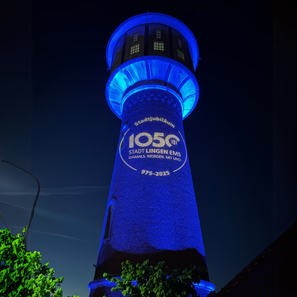 Wasserturm in Lingen wird blau angestrahlt