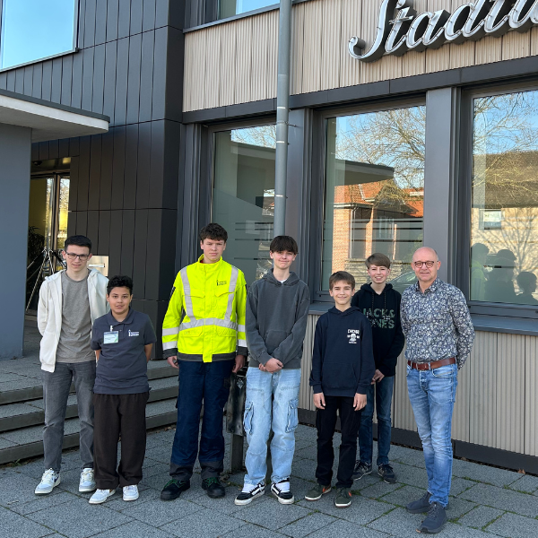 Schüler stehen vor dem Stadtwerke Gebäude